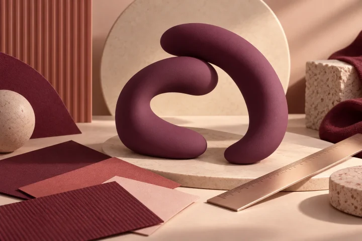 Illustration de deux arcs sculpturaux abstraits et de matières prune.